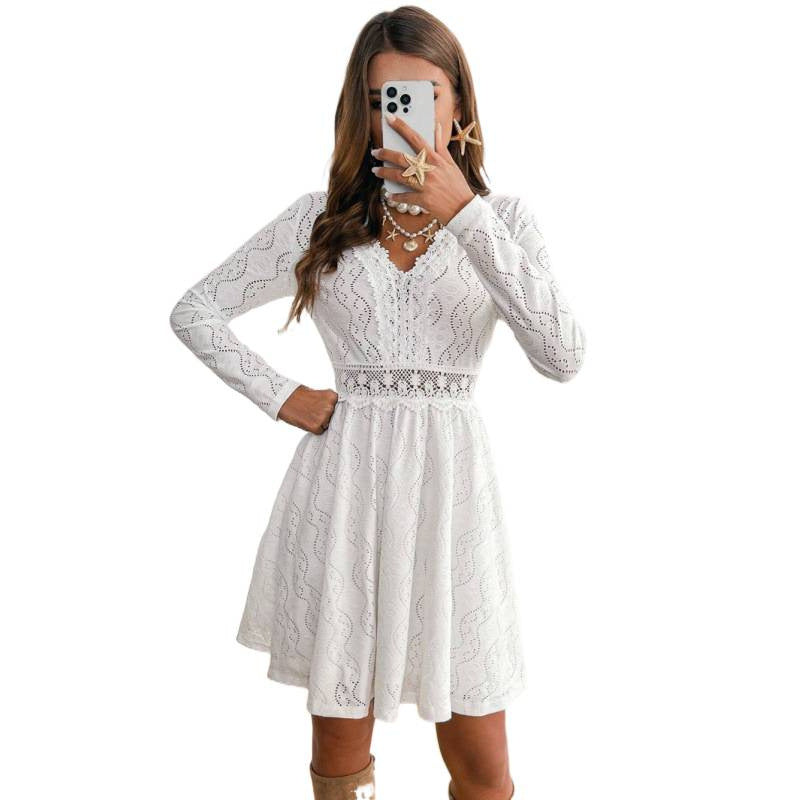 Damen Spitzenkleid mit raffiniertem V-Ausschnitt und eleganten langen Ärmeln Echo Archiv