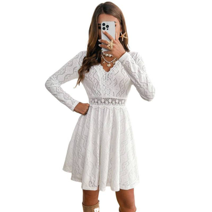 Damen Spitzenkleid mit raffiniertem V-Ausschnitt und eleganten langen Ärmeln Echo Archiv
