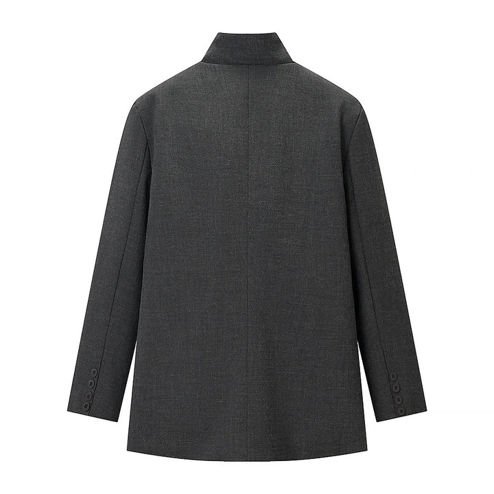 Herren kurzer Mantel mit Stehkragen asymmetrischer Knopfleiste und Pattentaschen – Montevé