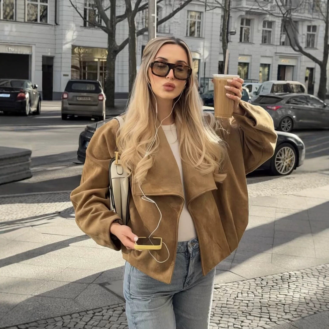 Damen Cropped-Boxy-Jacke in Wildlederoptik mit breitem Schalkragen und gerafftem Saum Echoarchiv
