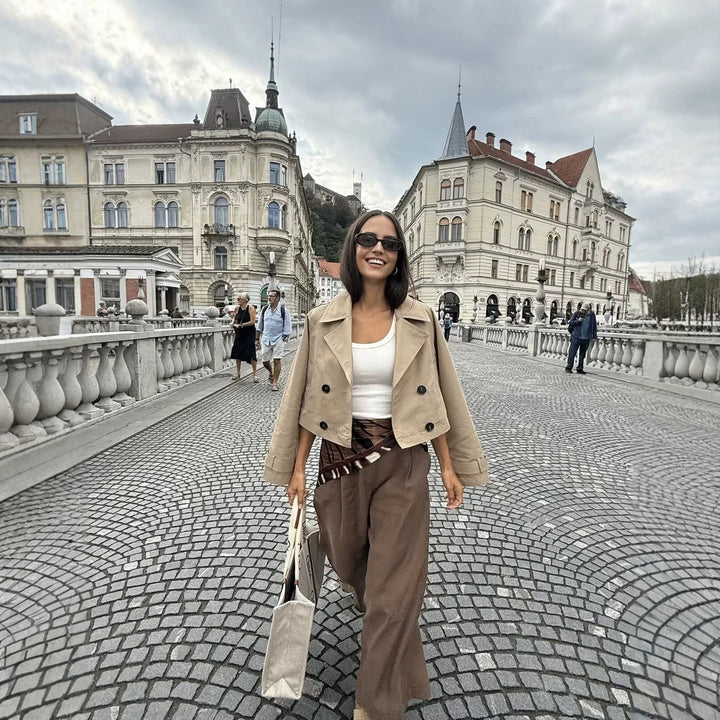 Damen Cropped Doppelreiher-Trenchjacke mit weitem Revers, Epauletten und boxy Schnitt Echo Archiv
