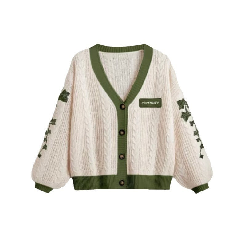 Damen nan gestrickter Oversize-Cardigan mit Zopfmuster, V-Ausschnitt, Knopfleiste und floraler Ärmelstickerei Echo Archiv