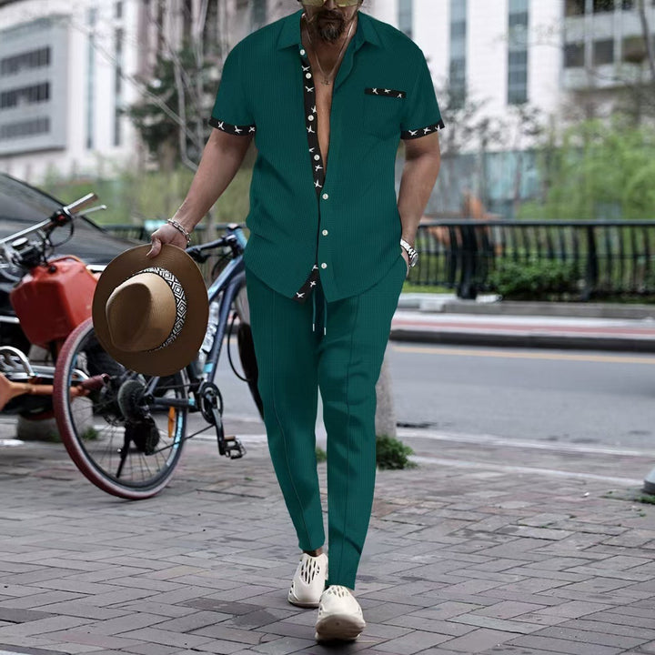 Herren eleganter Zweiteiler mit stylischem Hemd und passenden Chino-Hosen Echoarchiv