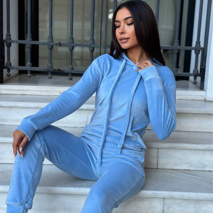 Damen weiches Velours-Lounge-Set mit Kapuzenpullover und tapered Jogginghose – Avérine