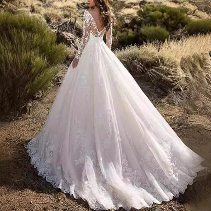 Elegantes Damen Hochzeitskleid mit Spitzenverarbeitung & voluminösem Rock für Hochzeit | Echoarchiv