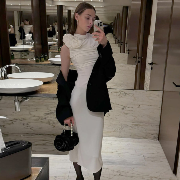 Damen figurbetontes Abendkleid mit asymmetrischem Kragen und floraler Applikation Echo Archiv