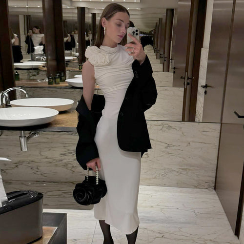 Damen figurbetontes Abendkleid mit asymmetrischem Kragen und floraler Applikation Echo Archiv