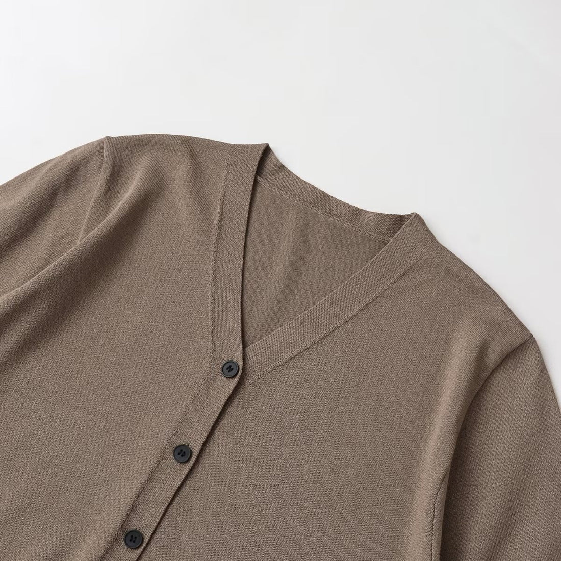 Damen Strickjacke mit V-Ausschnitt und kurzen Ärmeln – Veloura