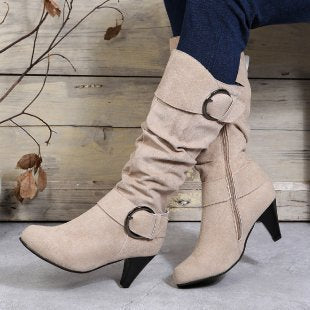 Damen Slouch‑Stiefel mit konischem Absatz, spitzer Leiste und Zierschnallen Echo Archiv