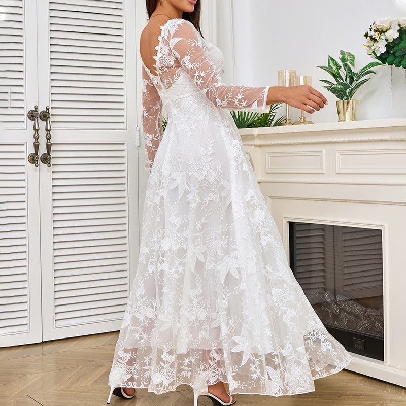 Elegantes Damen Hochzeitskleid mit Spitzenverarbeitung & voluminösem Rock für Hochzeit | Echoarchiv
