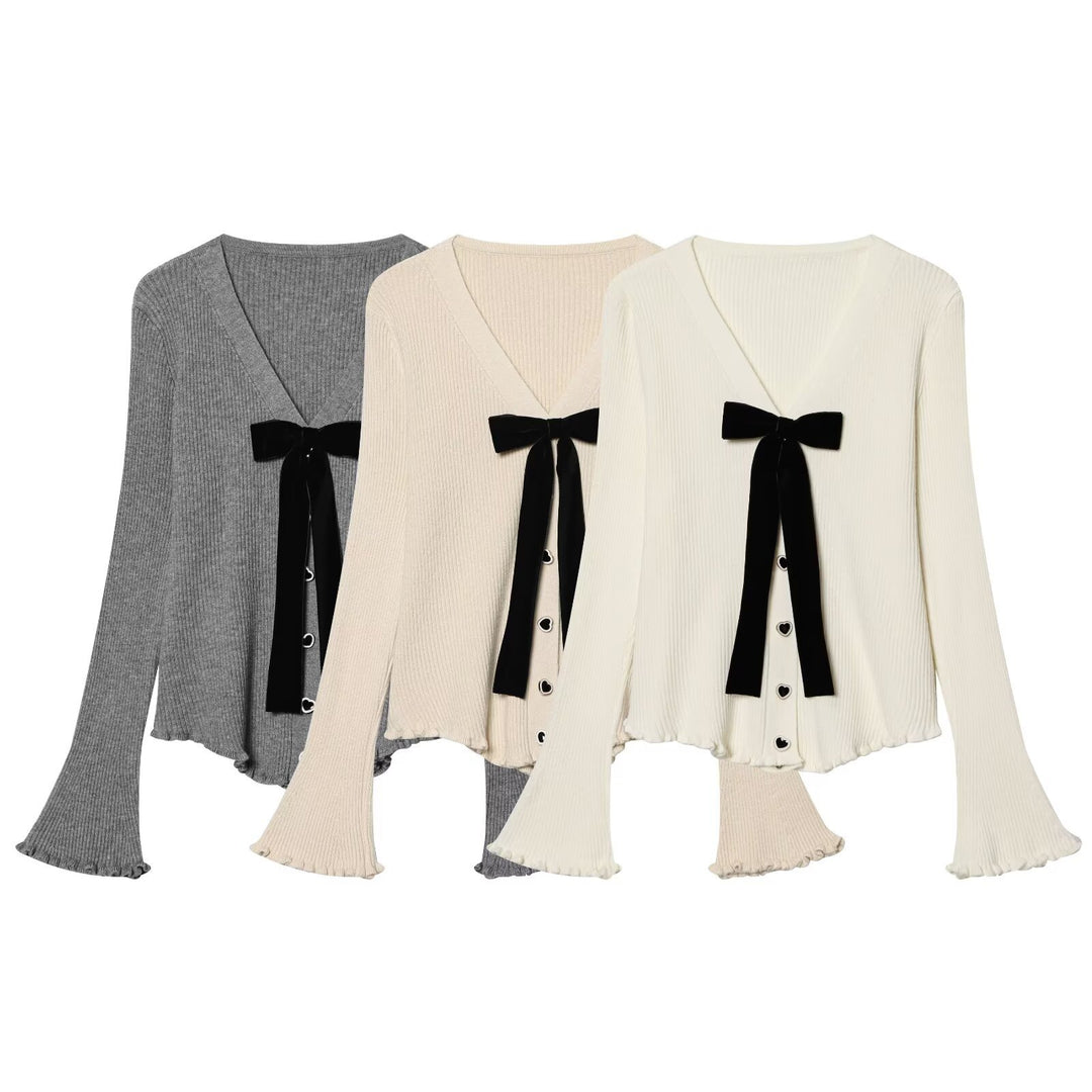 Damen Rippstrick-Cardigan mit V-Ausschnitt, Glockenärmeln, Herzknopfleiste und Samtschleife Echo Archiv