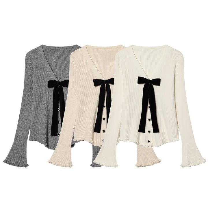 Damen Rippstrick-Cardigan mit V-Ausschnitt, Glockenärmeln, Herzknopfleiste und Samtschleife Echo Archiv