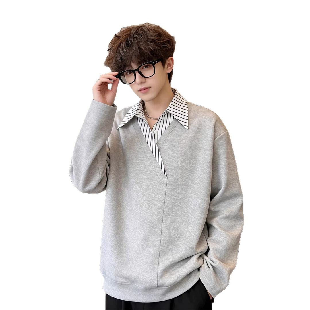 Herren Oversize Pullover mit eingearbeitetem Hemdkragen und V‑Overlap Echoarchiv