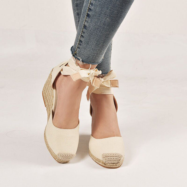 Damen nan Textil-Espadrille mit Bastkeil, Schleifenband-Knöchelriemen und gehäkelter Zehenkappe Echo Archiv