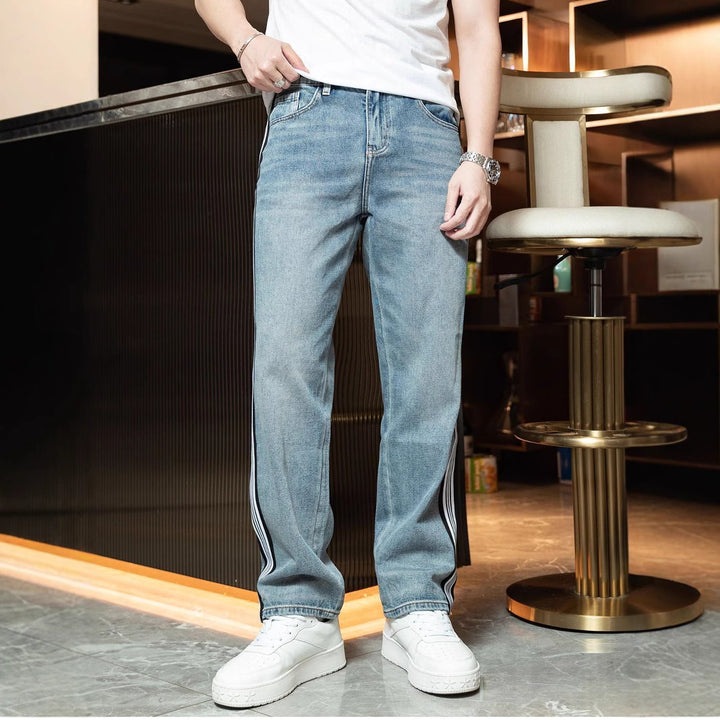 Herren Relaxed Fit Jeans mit kontrastierenden Seitenstreifen und hohem Tragekomfort Echoarchiv
