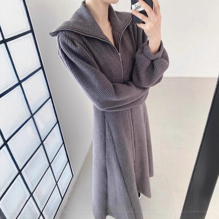 Damen Geripptes Strick-Midikleid mit Reißverschlusskragen und ausgestelltem Rock – Élara