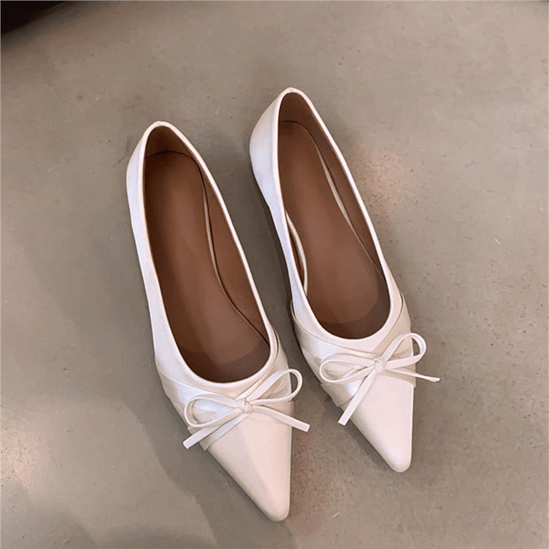 Damen Spitz zulaufende flache Ballerina mit Schleifen-Detail und gepolstertem Komfortfußbett – Lioré