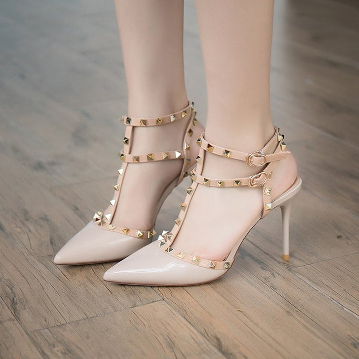 Damen Spitzen T-Strap Stiletto-Sandalette mit Pyramidnieten und verstellbarem Knöchelriemen – Lioré