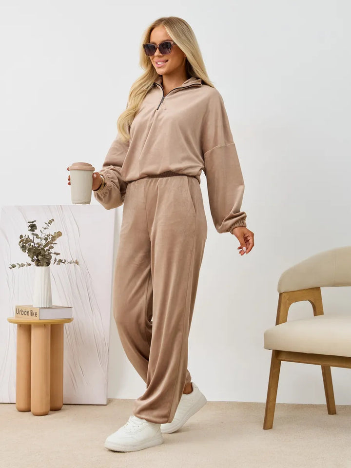 Damen samtiges zweiteiliges Lounge-Set mit Kapuzen-Halbzip und elastischer Bundhose – Auréline