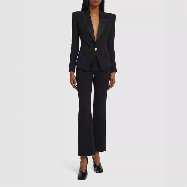 Damen Figurnaher Smokingblazer im Tailoring mit betonter Schulter und goldener Zierknopfleiste Echoarchiv