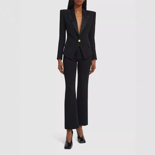 Damen Figurnaher Smokingblazer im Tailoring mit betonter Schulter und goldener Zierknopfleiste Echoarchiv