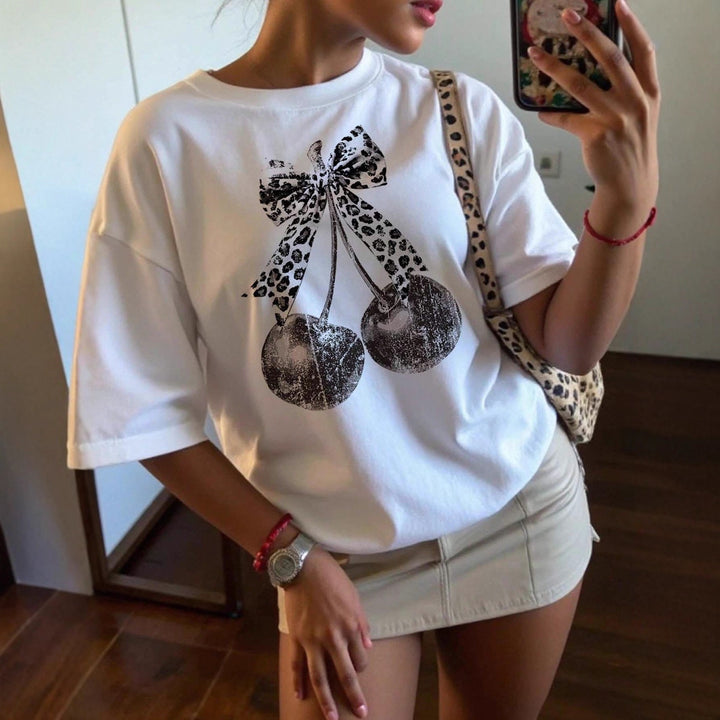 Damen T-Shirt mit kreativem Kirschmotiv und Leopardenband Echo Archiv