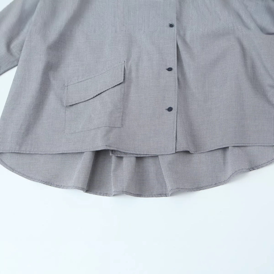 Damen Oversize-Bluse mit hohem Schalkragen und asymmetrischer Knopfleiste Echoarchiv