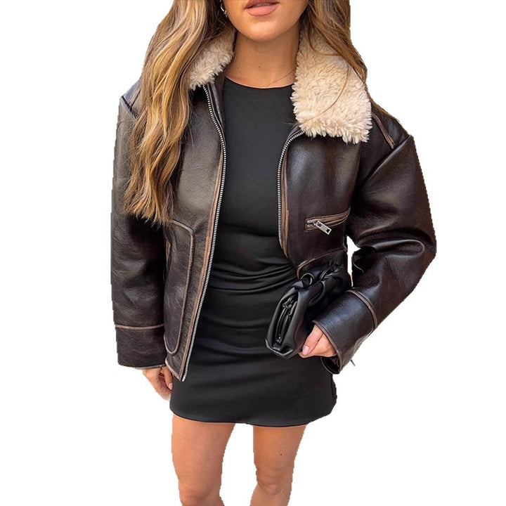 Damen Kurz geschnittene Lederimitat‑Fliegerjacke mit voluminösem Teddy‑Schalkragen und markanten Ziernähten Echoarchiv