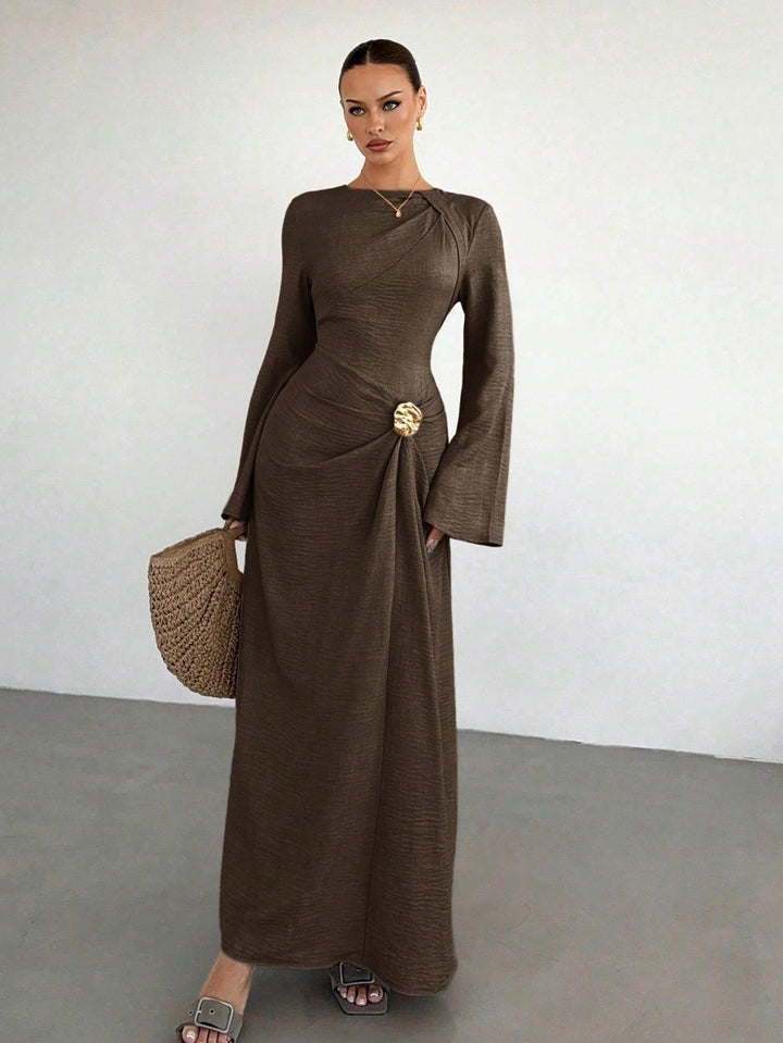 Damen Maxikleid mit Drapierter Taille, langen Glockenärmeln und Zierbrosche Echo Archiv
