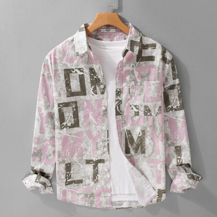 Herren Langarm-Hemdjacke mit großflächigem Typo‑Print aus Baumwollmix Echoarchiv