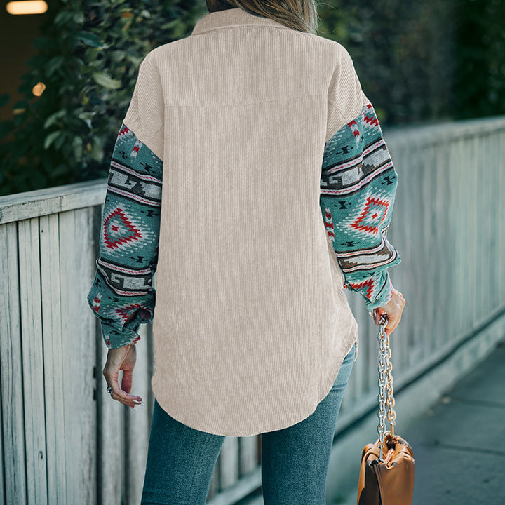 Damen Cord‑Hemdenjacke mit gemusterten Strickärmeln und aufgesetzter Brusttasche – Célinea