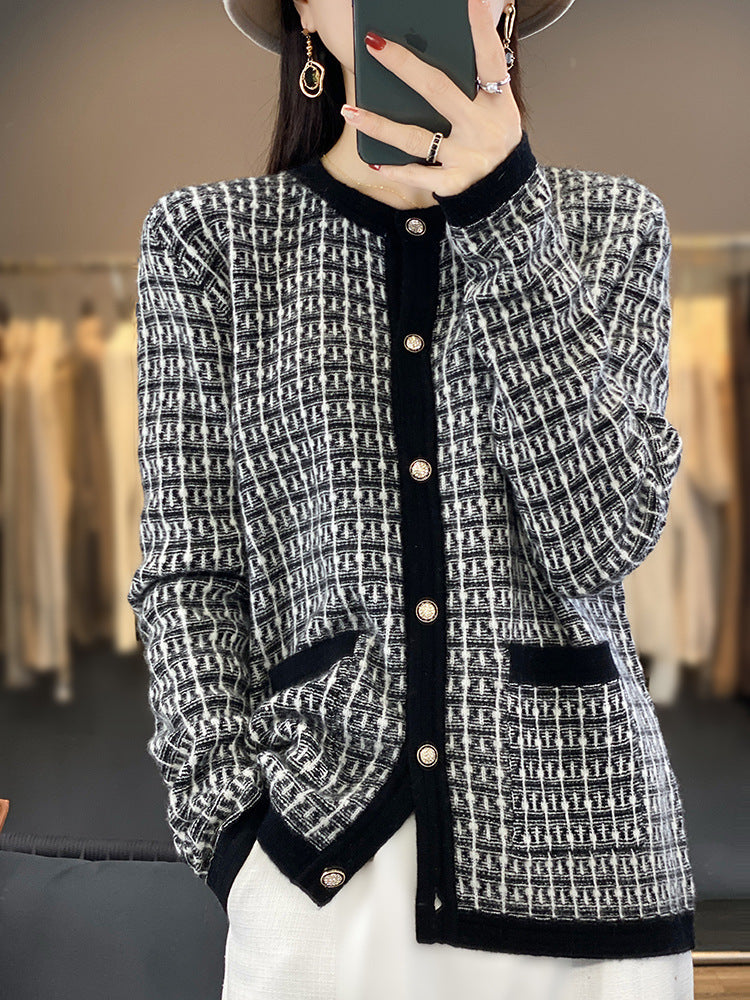 Damen Strickcardigan im Bouclé‑Gittermuster mit Rundhals, Schmuckknopfleiste und aufgesetzten Taschen Echoarchiv