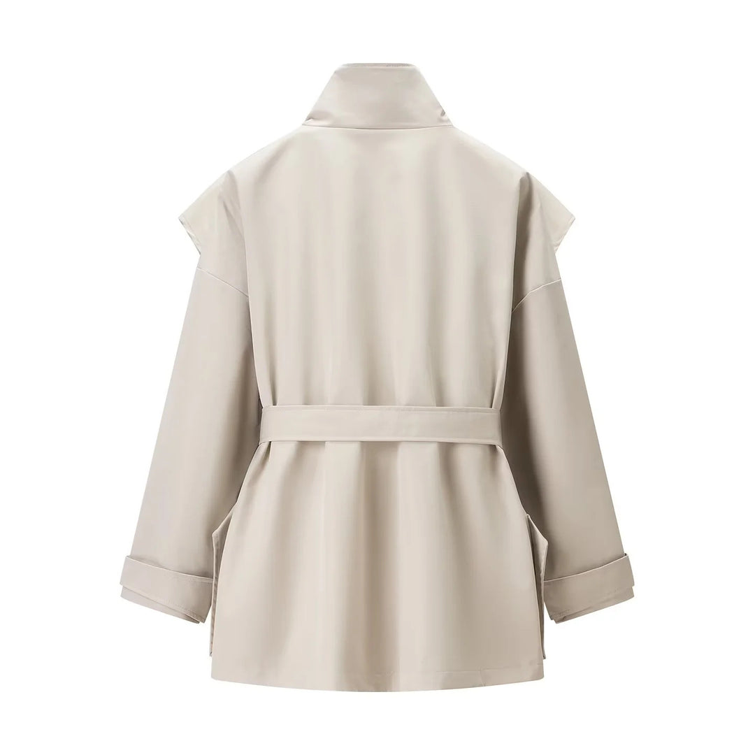 Damen kurzer Trenchcoat mit Cape‑Schulter, hohem Stehkragen und Bindegürtel – Montévia