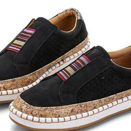 Damen Komfort-Slip-On-Sneaker aus Veloursleder mit elastischem Mehrstreifen-Dehnband und geflochtenem Espadrille-Detail – Névara