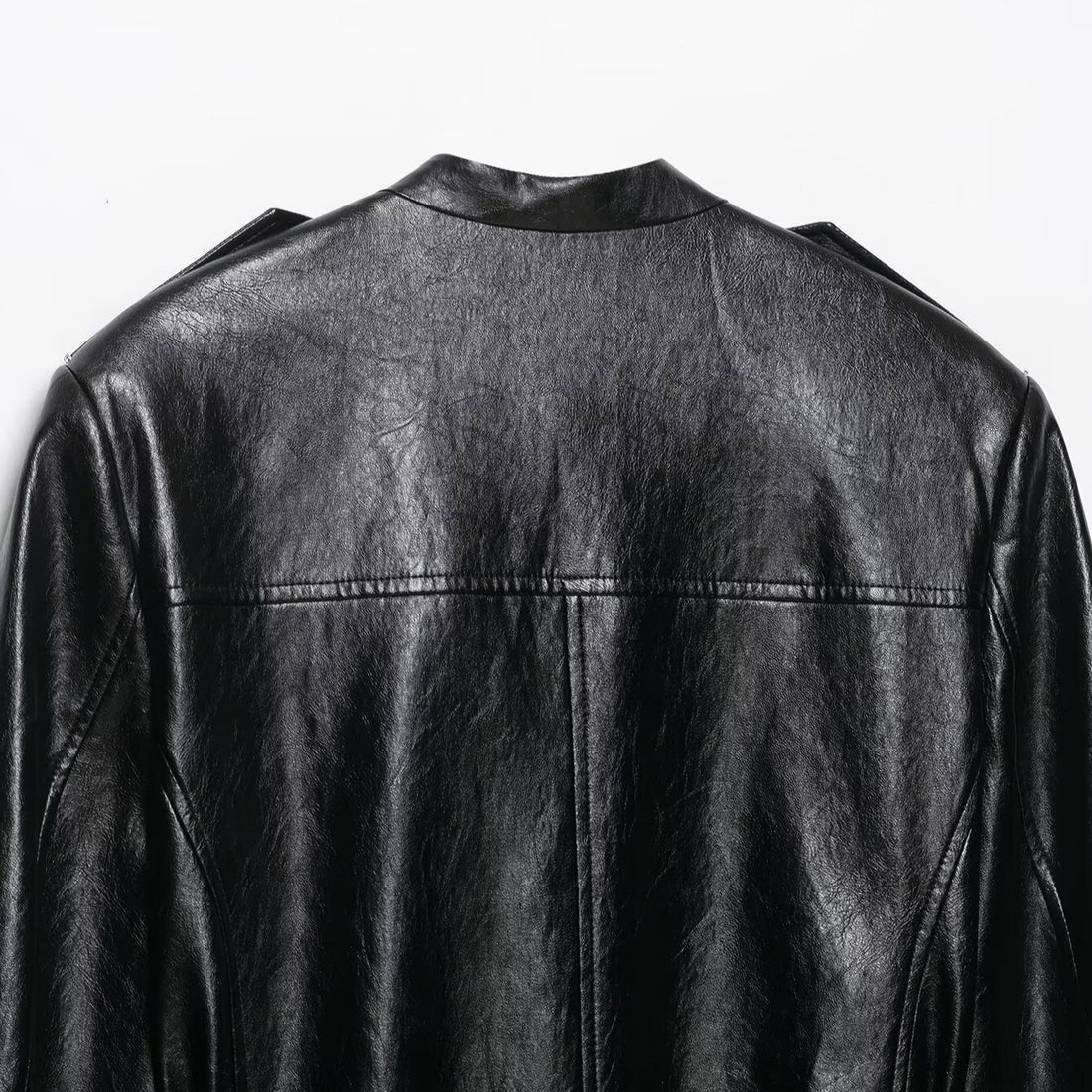 Damen Taillierte Kunstlederjacke im Trenchstil mit Stehkragen, Pattentaschen und Bindegürtel Echoarchiv