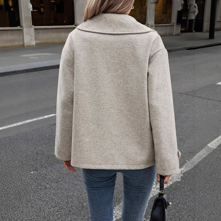 Damen Kurzmantel im Oversize‑Schnitt mit Reverskragen und Zierknopfleiste – Avérine