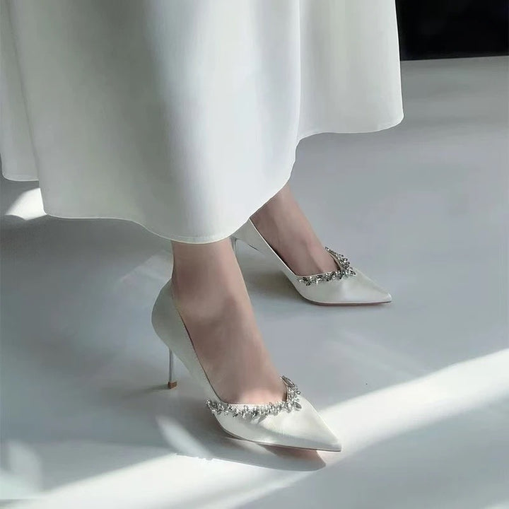 Damen Luxuriöse Lackpumps mit spitzem Zehenbereich und Strassbesatz Stiletto-Absatz – Lioré