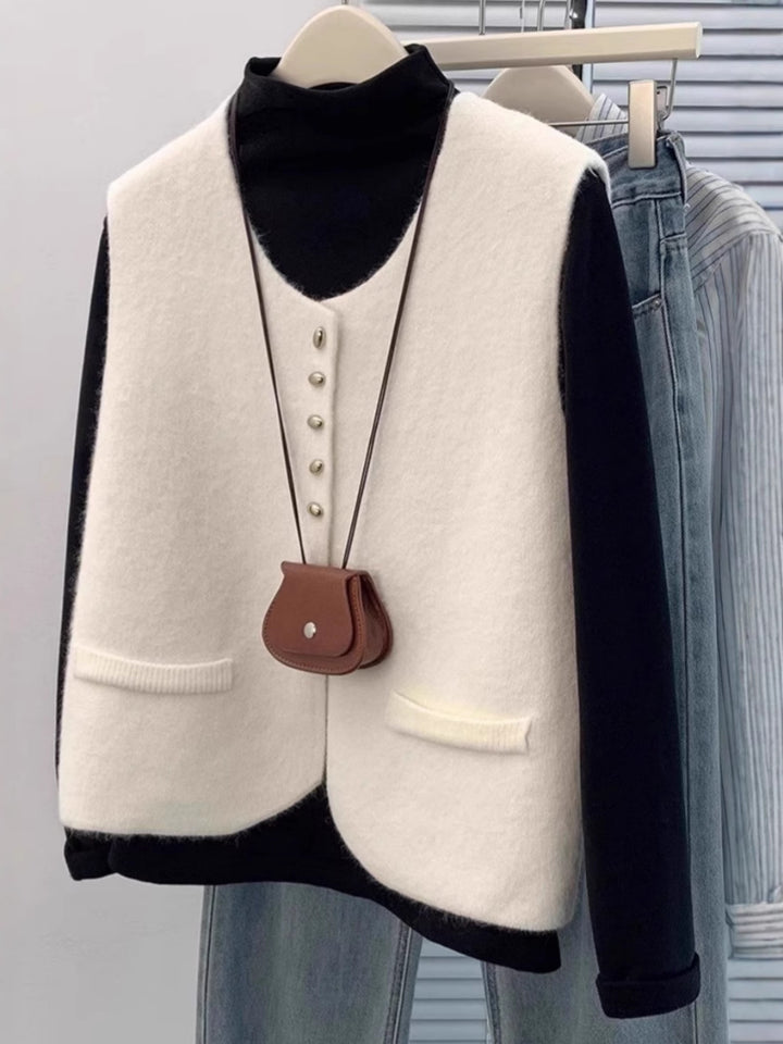 Damen Kurzgeschnittene Ärmellose Strickweste mit Perlenknopfleiste und aufgesetzten Taschen Echoarchiv