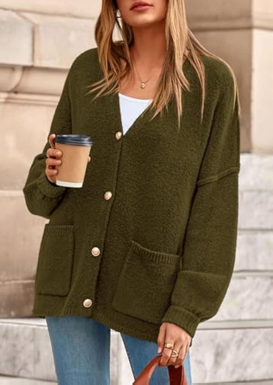 Damen Oversize Strickcardigan mit V-Ausschnitt, goldenen Zierknöpfen und aufgesetzten Taschen – Veloura