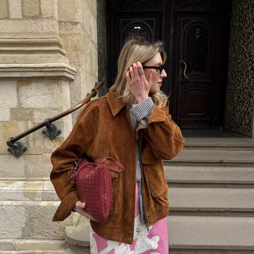 Damen Boxy-Übergangsjacke in Velourslederoptik mit Hemdkragen, aufgesetzten Pattentaschen und elastischem Bund Echoarchiv