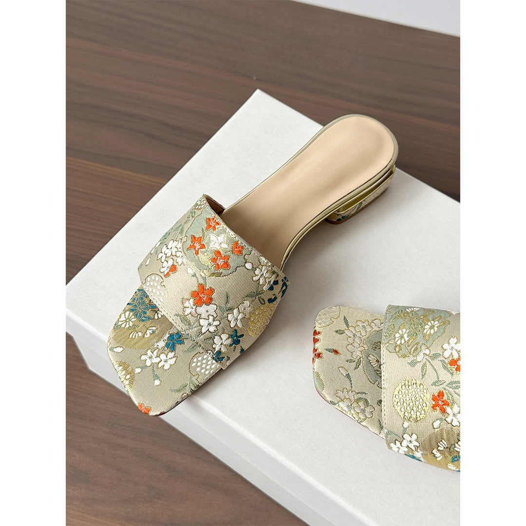 Damen Bestickte Mules mit quadratischer Zehenbox und kleinem Blockabsatz Echo Archiv