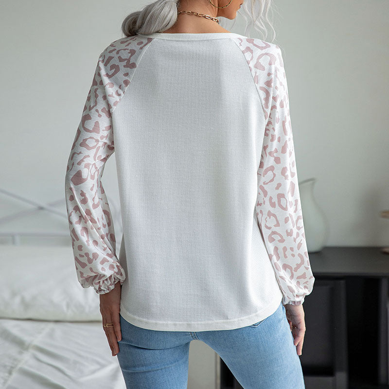 Damen Feinstrick-V‑Neck-Shirt mit Waffelstruktur und Chiffon-Leopardenärmeln Echoarchiv