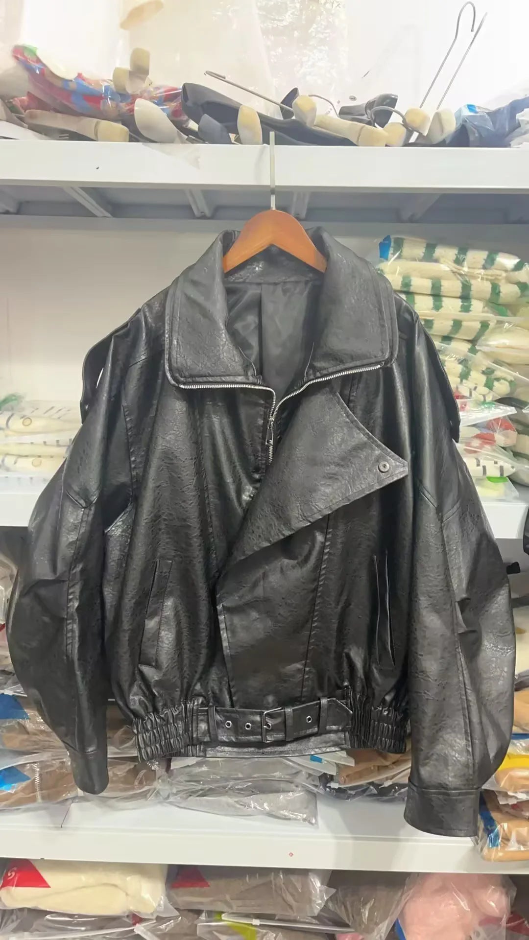 Damen oversized Biker-Blouson aus veganer Lederoptik mit asymmetrischem Reißverschluss, breitem Schalkragen und taillenbetonendem Gürtel – Célinea