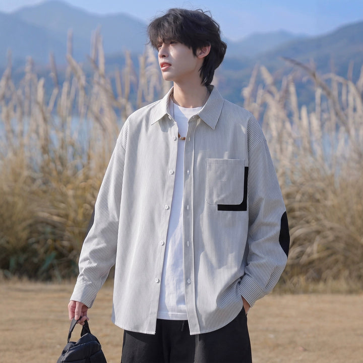 Herren Oversize-Hemd mit feinem Nadelstreifen, Kontrasttasche und Ellbogen-Patches Echoarchiv