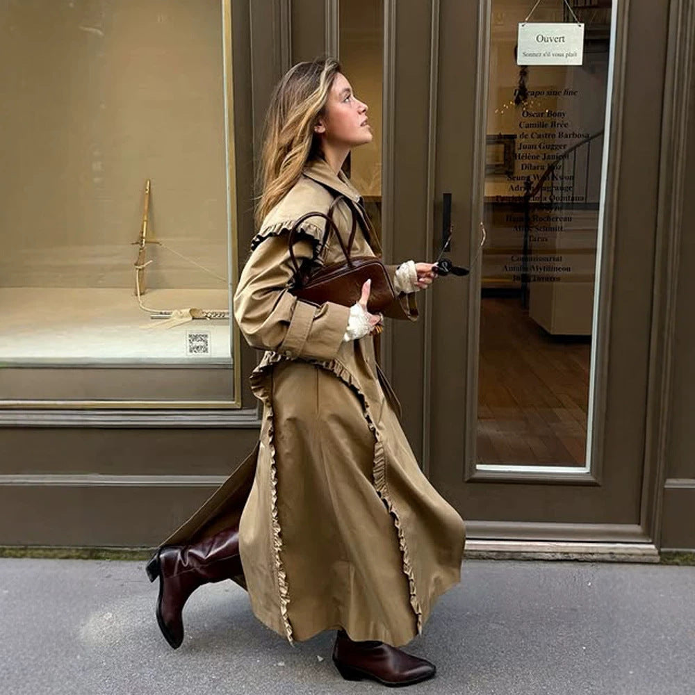 Damen maxilanger Trenchcoat mit Volant‑Schultercape und verstellbaren Manschetten Echoarchiv