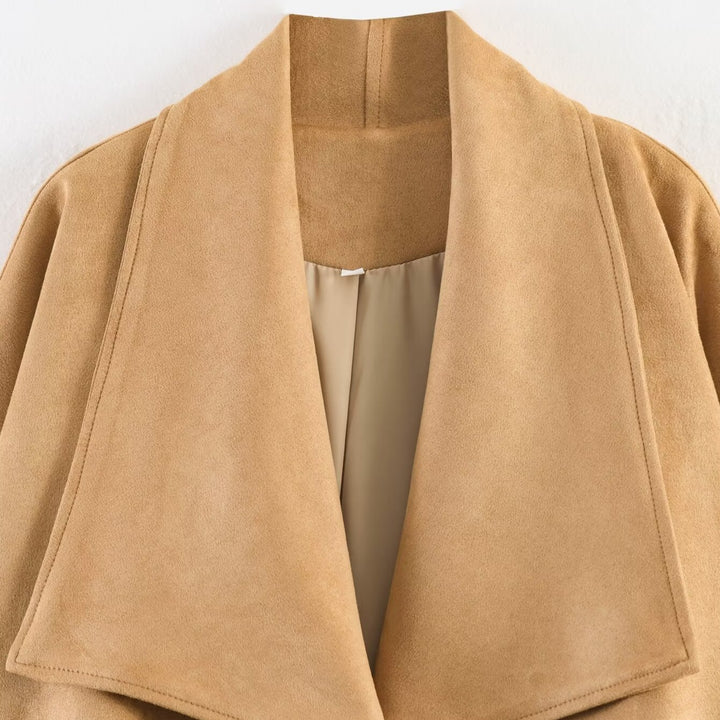 Damen Kurze Oversize Jacke aus Veloursimitat mit weitem Schalkragen Raglanärmeln und gerafftem Saum Echo Archiv