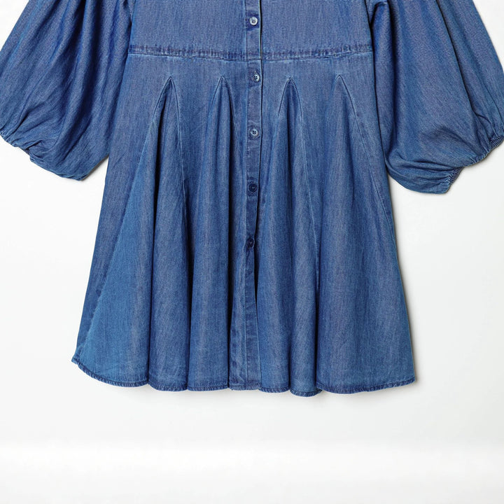 Damen weites Hemdkleid im Chambray‑Look mit Ballonärmeln und Taillenfalten – Lunéa