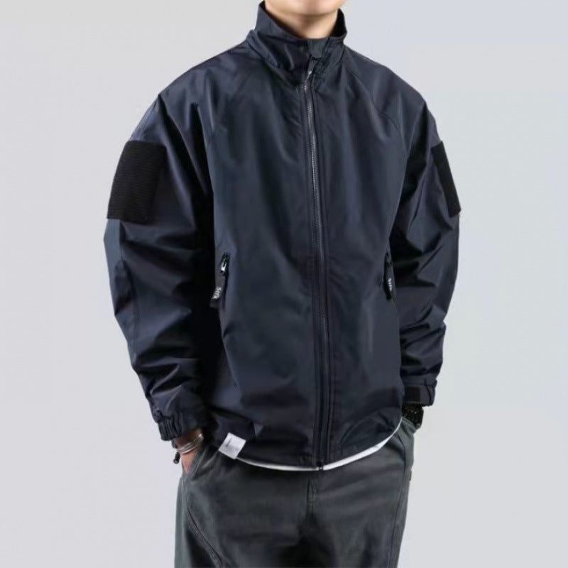 Herren Wind- und Wetterjacke mit funktionalen Taschen und hohem Kragen Echoarchiv
