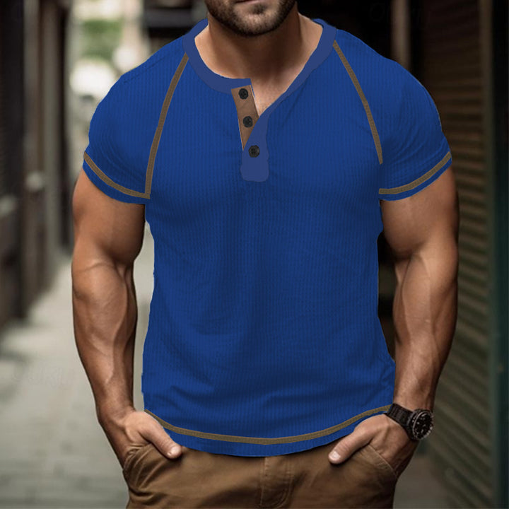 Herren modisches Henley-Shirt mit modernem Strukturdesign und praktischen Knopfdetails Echoarchiv