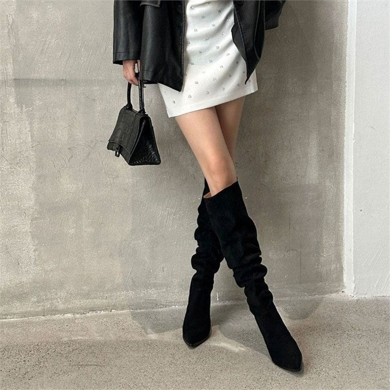 Damen Slouch‑Stiefel aus Wildlederoptik mit spitzer Zehenform und niedrigem Kitten‑Absatz Echo Archiv